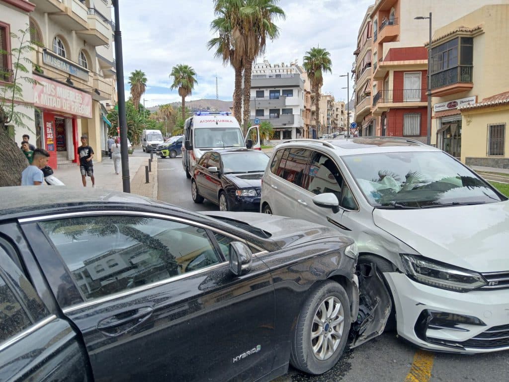 Un coche embiste a otro en el cruce de calle Enrique Montero con calle Nueva a la altura de La Posta