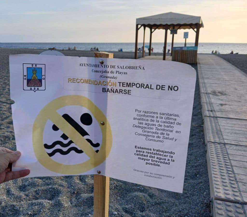 La delegación de Salud levanta las limitaciones de baño en la playa de la Charca de Salobreña