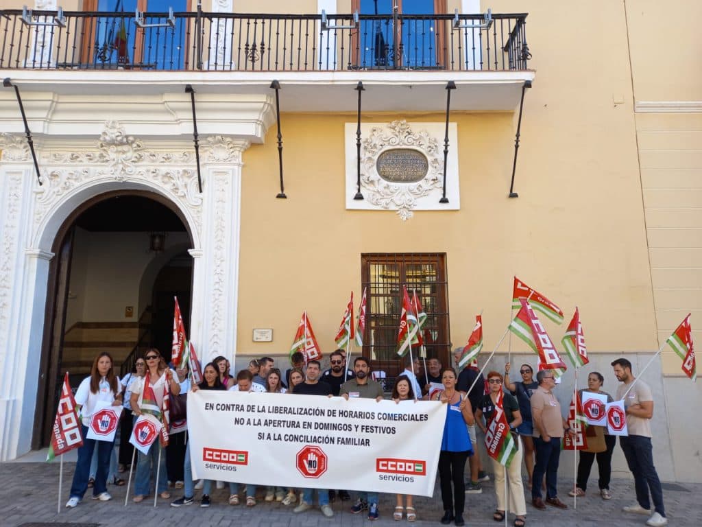 Concentración en la Plaza de España para pedir la retirada de la ZGAT en Motril