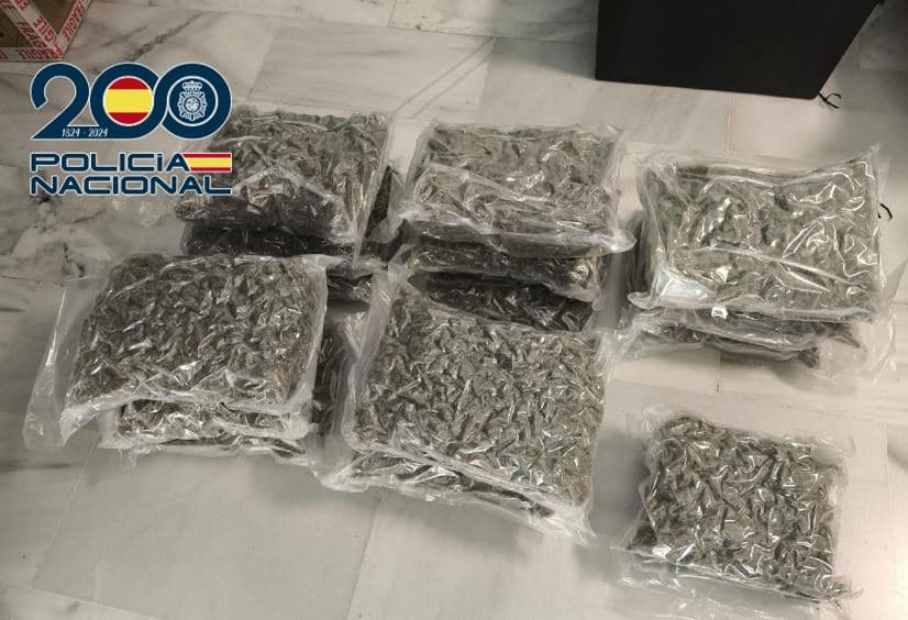 Detienen en Granada a una persona que trasladaba en un coche más de 17 kilos de marihuana