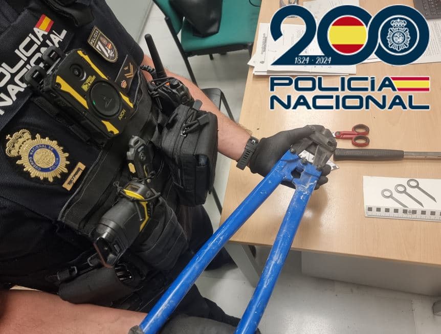 La Policía Nacional detiene en Granada a dos individuos que fueron sorprendidos “in fraganti” robando dentro de un vehículo