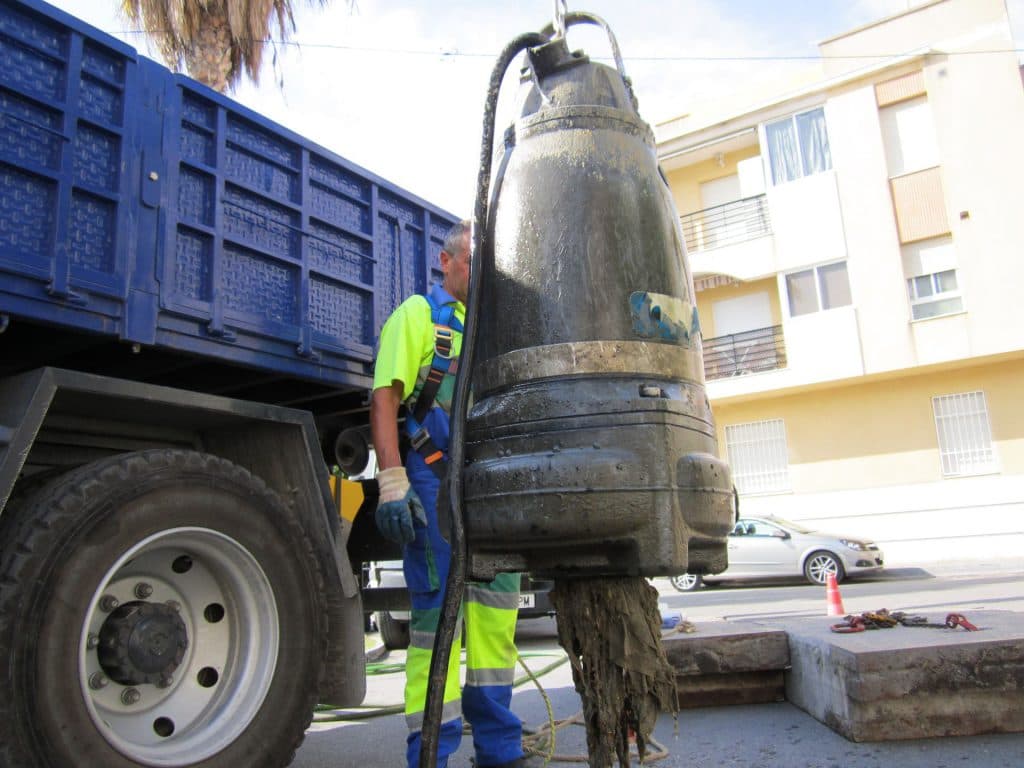 Aguas y Servicios de la Costa Tropical intensifica la limpieza de imbornales con la llegada del otoño