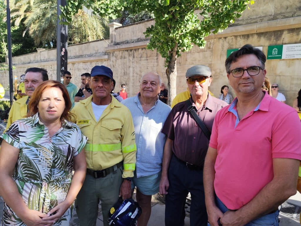 Izquierda Unida muestra su apoyo a las trabajadoras y trabajadores de INFOCA en la concentración celebrada en Granada