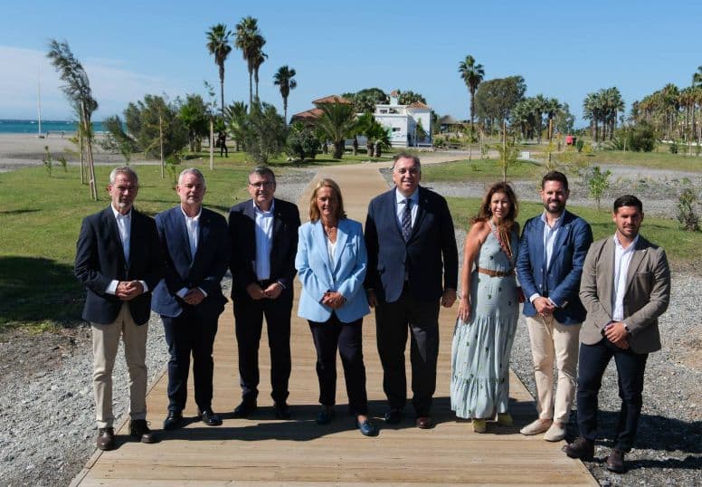 El consejero Bernal valora la nueva senda litoral de Motril como «un refuerzo al modelo de turismo sostenible»