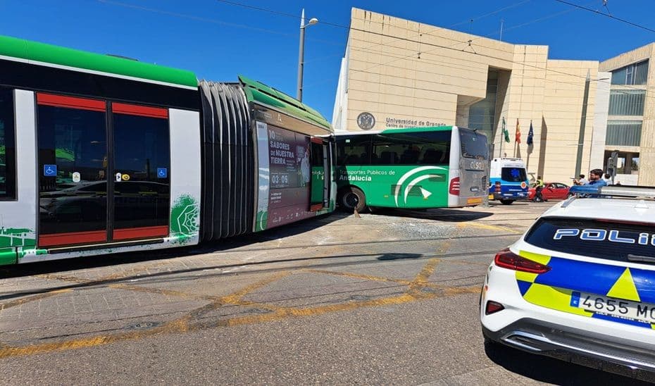 Un total de nueve heridos al colisionar un autobús contra el Metro de Granada