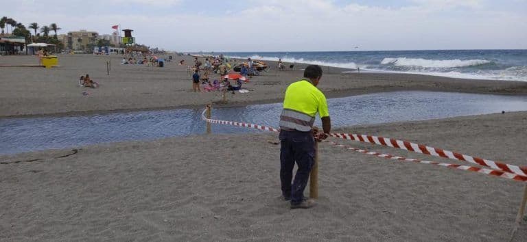 IU Granada denuncia la «dejación de la Junta ante los vertidos en la Costa Tropical: millones para las promotoras y suciedad flotando para los andaluces»