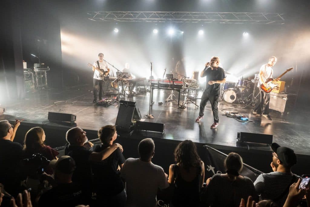 Iván Ferreiro se marca un «conciertazo» con su Trinchera Pop en el 1001 Músicas – CaixaBank