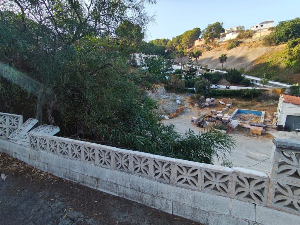 Vecinos de El Capricho denuncian el uso irregular de un solar y la inacción del Ayuntamiento de Almuñécar