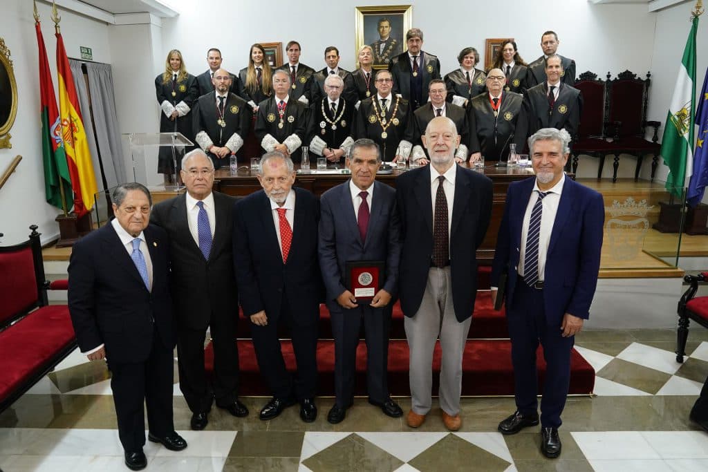 El Colegio de Abogados de Granada entrega los Botones de Oro y Plata a los compañeros que cumplen 50 y 25 años de dedicación profesional