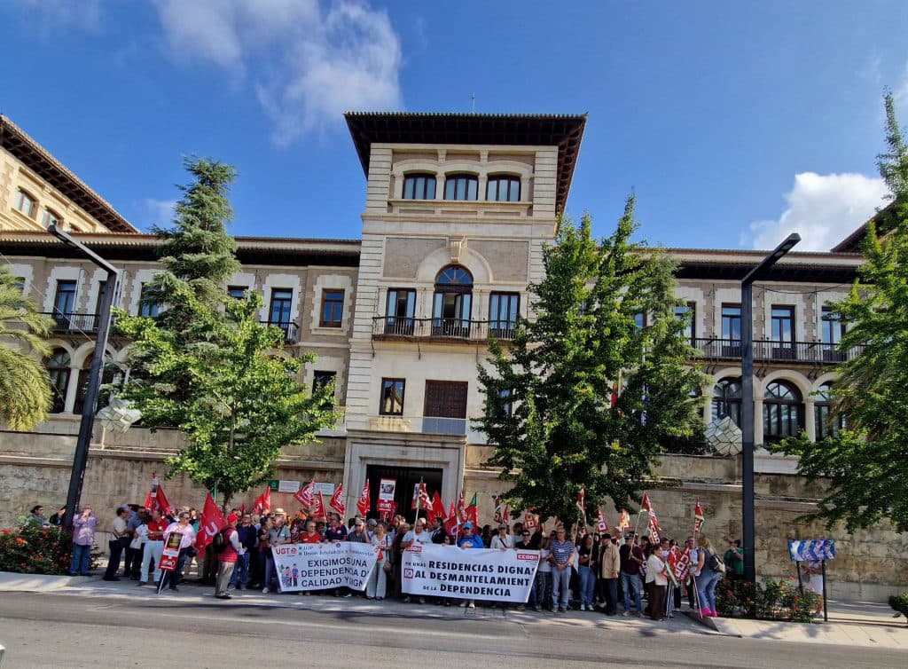 UGT y CCOO denuncian en Granada la grave situación de dependencia que viven las personas mayores