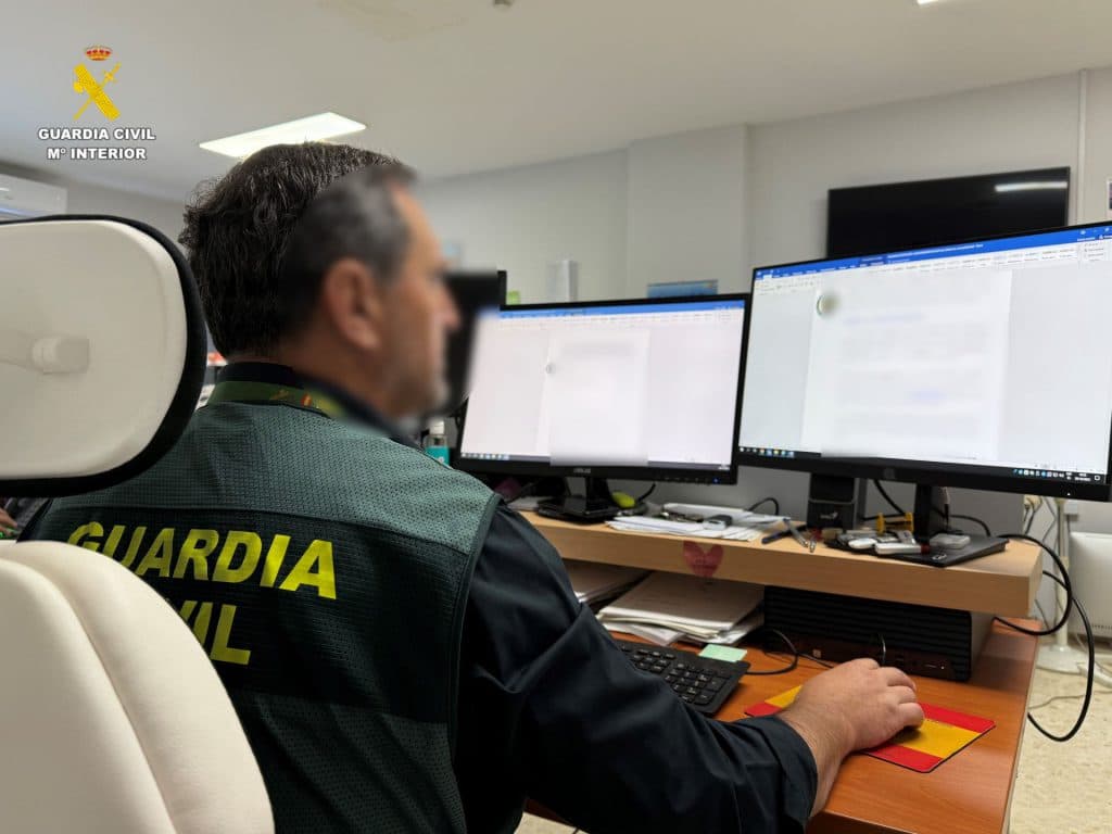 La Guardia Civil pone a disposición judicial a seis personas por estafar 13000 euros a una empresa a través de internet