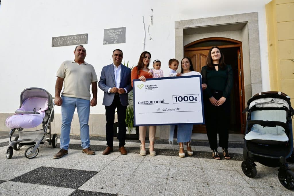 Rodríguez entrega los primeros ‘Cheque Bebé’ de la provincia, que benefician a más de un centenar de familias de 40 municipios
