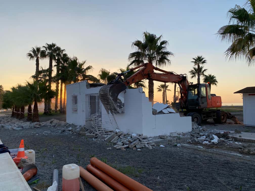 Derribo del último módulo de obra de Salvamento existente en la playa de Poniente para mejorar instalaciones y recuperar la Bandera Azul