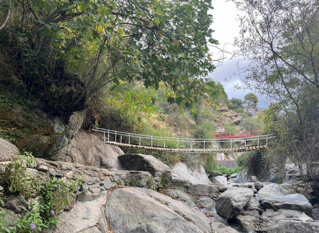 Un sendero fluvial con tres puentes colgantes, un vivero y un jardín botánico transformarán la ribera del río Lanjarón