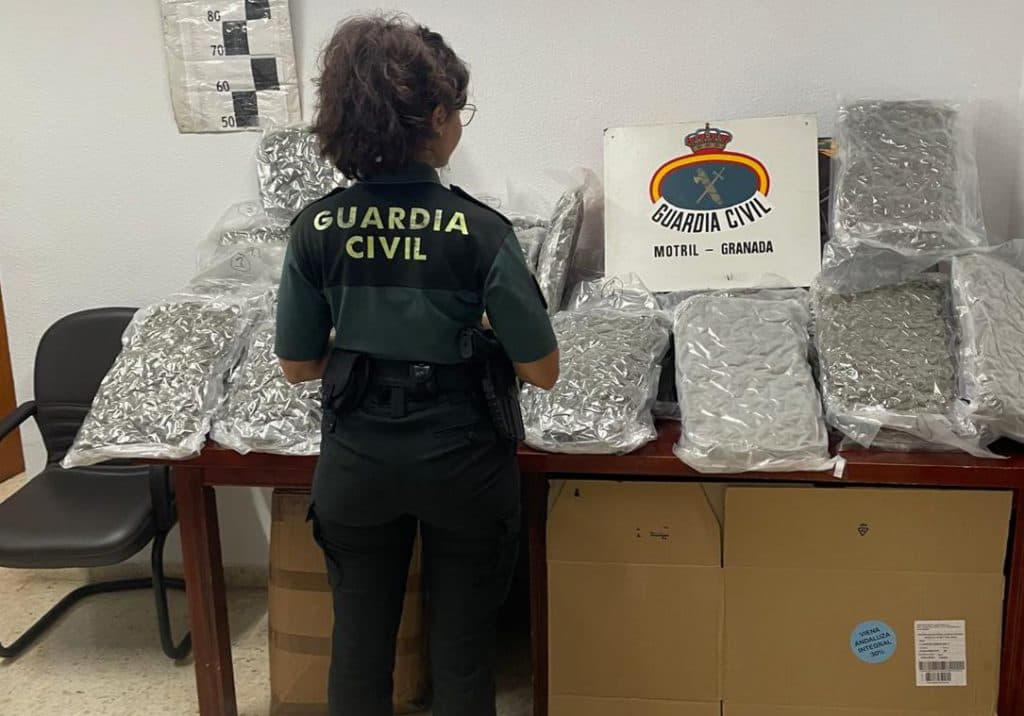 La Guardia Civil detiene en Calahonda a un individuo sorprendido en un intercambio de droga entre vehículos