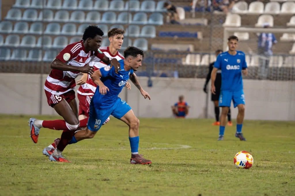 Los jugadores del CF Motril, Samed e Iván López, sellan una victoria clave en Armilla