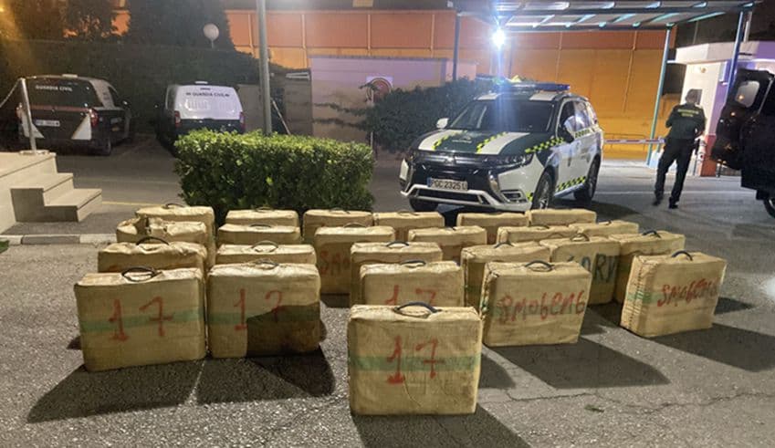 La Guardia Civil de Loja detiene al conductor de una furgoneta que portaba 864 kg de hachís
