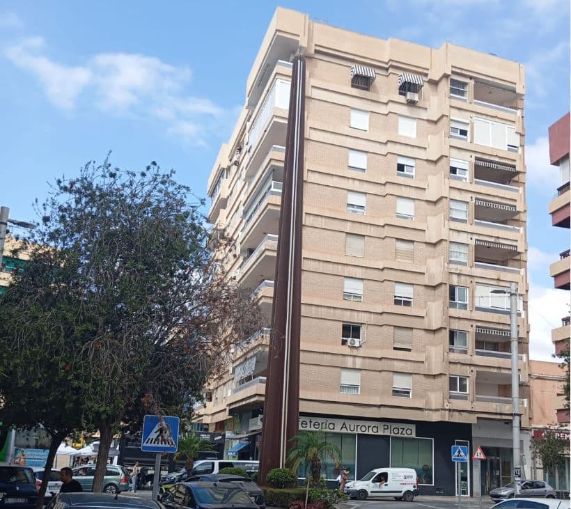 El Ayuntamiento de Motril retrasa el traslado del obelisco de calle Cuevas por «deferencia al creador de la obra»
