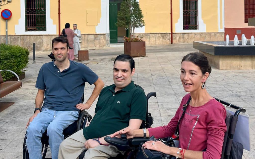 El concejal socialista, Daniel Rodríguez, denuncia junto a alumnos afectados «la falta de accesibilidad en la Escuela de Adultos de Motril»