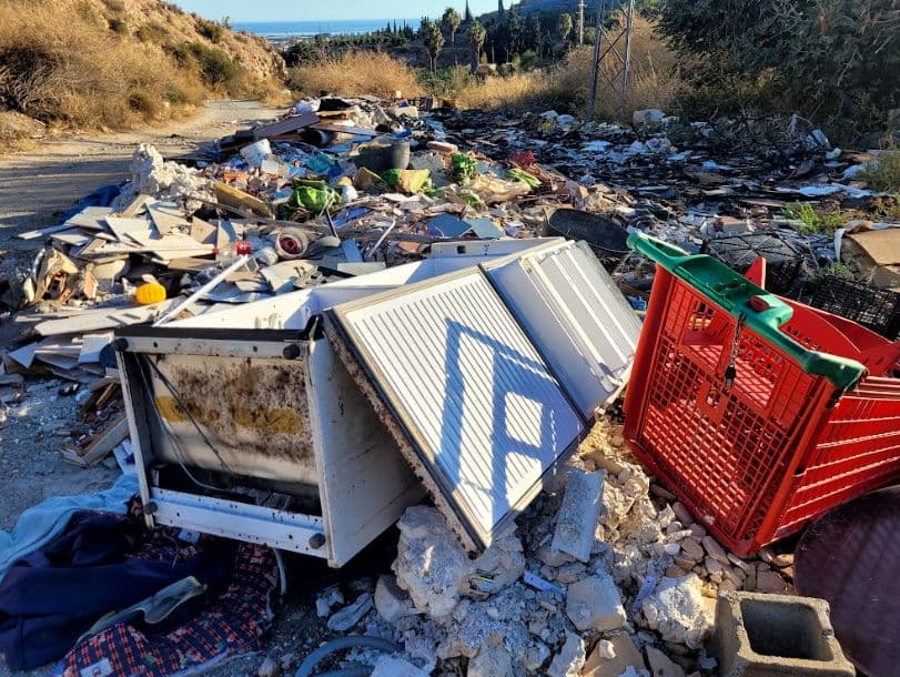 Centrados en Motril denuncia la «grave situación» de los vertidos incontrolados en el Camino del Canal