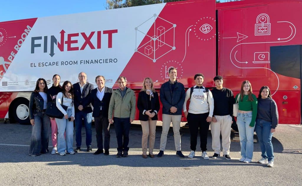 FINEXIT, el ‘escape room’ que desafía la educación financiera de estudiantes de FP, se detiene en Motril