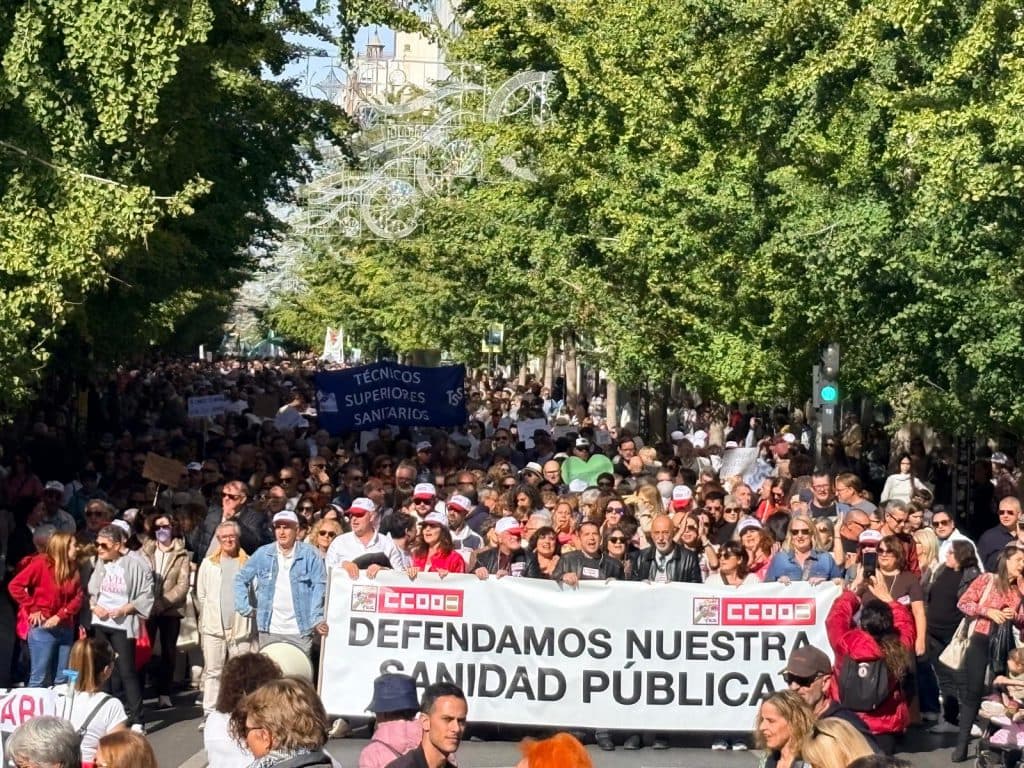 Los convocantes satisfechos: «amplio respaldo a la movilización en defensa de la sanidad pública andaluza» en Granada