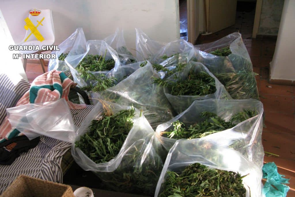 Un grupo criminal se dedicaba a realizar vuelcos de marihuana en la costa granadina