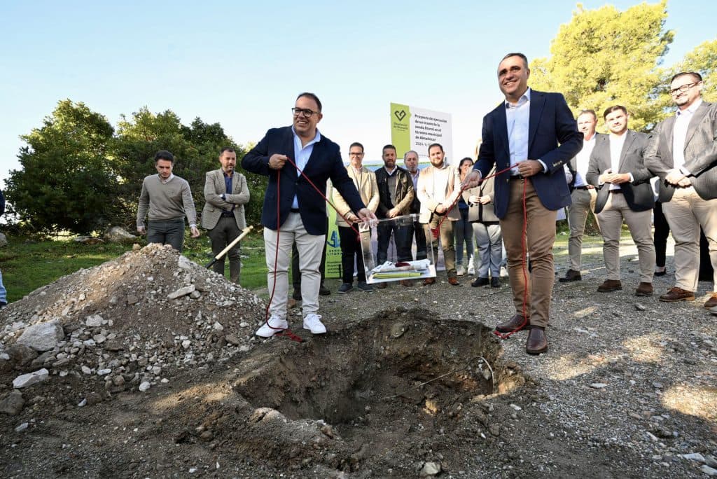 Colocación de la primera piedra de la Senda del Litoral entre Almuñécar y Salobreña que contará con 24 kilómetros de recorrido