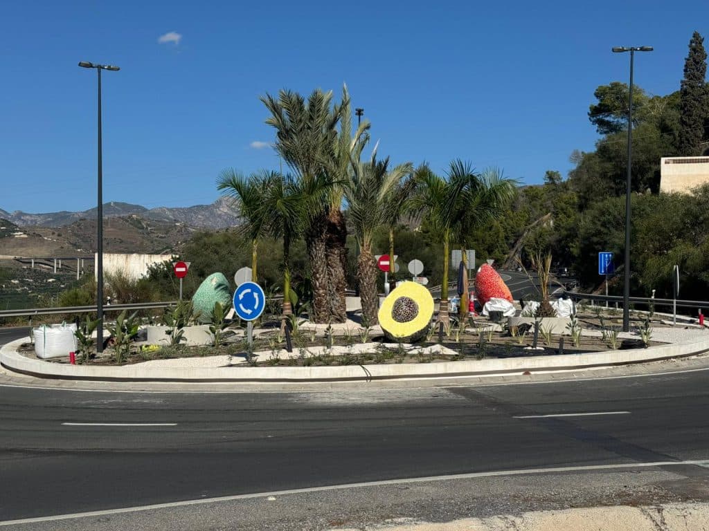 Las rotondas del Almuñécar ya muestran las esculturas ornamentales de frutos tropicales y encaran la recta final del proyecto