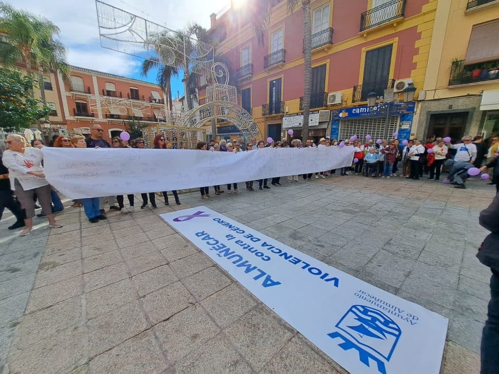 Almuñécar conmemora el 25N alzando su voz y diciendo STOP a la violencia de género