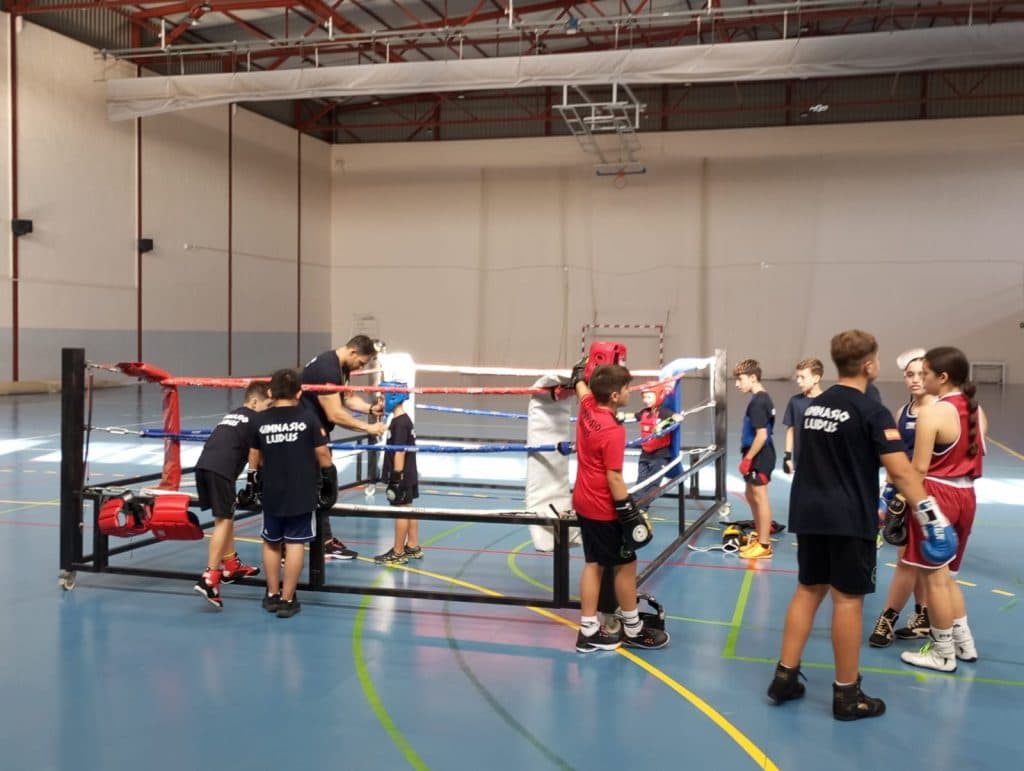 El concejal de Deportes, Plácido Leyva, agradece al gimnasio Ludus y felicita a los deportistas de boxeo de Salobreña