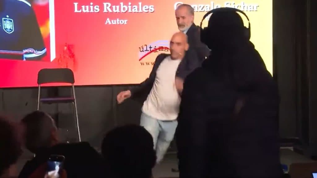 Luis Rubiales es atacado con lanzamiento de huevos por su tío durante la presentación de su libro en Madrid