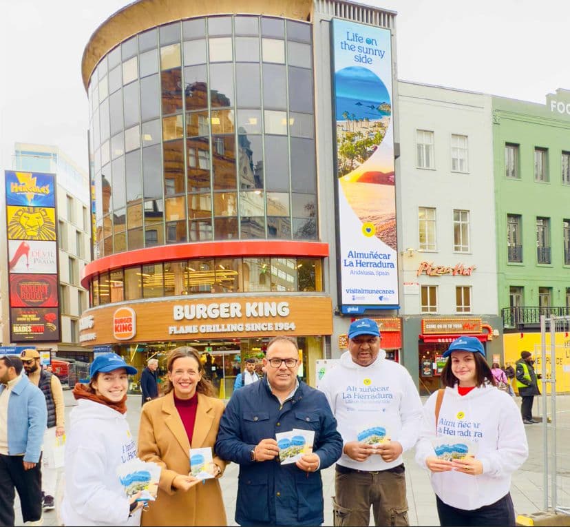 Almuñécar–La Herradura encienden su campaña en la WTM de Londres con las activaciones en Leicester Square y Victoria Station