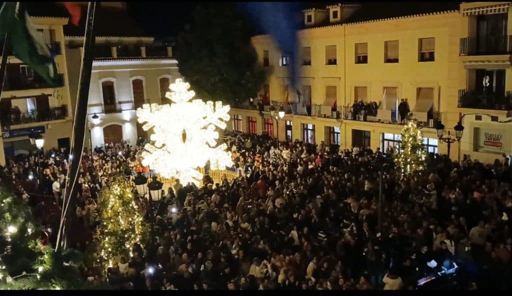 La Navidad enciende su luz en Motril con un espectáculo en la Plaza de España