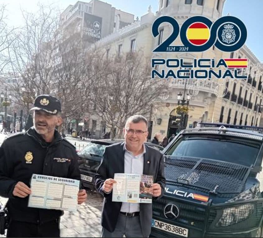 La Comisaría Provincial de Granada ha reforzado la presencia policial en la calle para prevenir delitos en comercios durante la Navidad