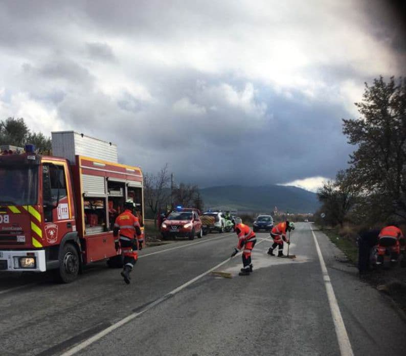Un fallecido y dos heridos al salirse de la vía un coche y arrollar a un viandante en Lugros