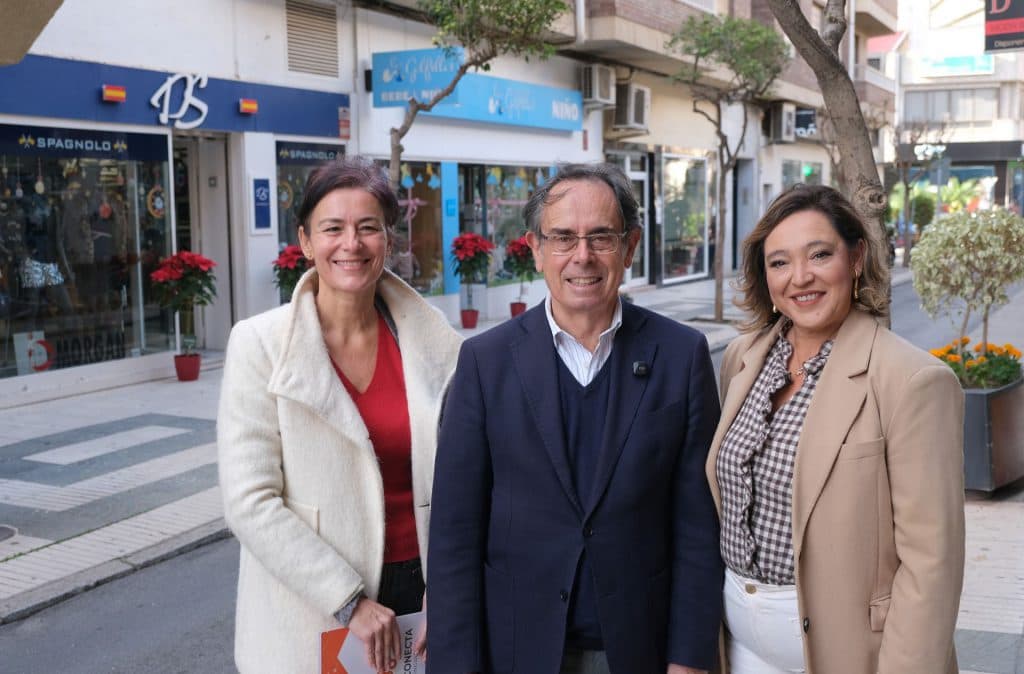 La Cámara de Comercio de Motril siembra de rojo las tiendas de la ciudad con el reparto de pascueros por Navidad