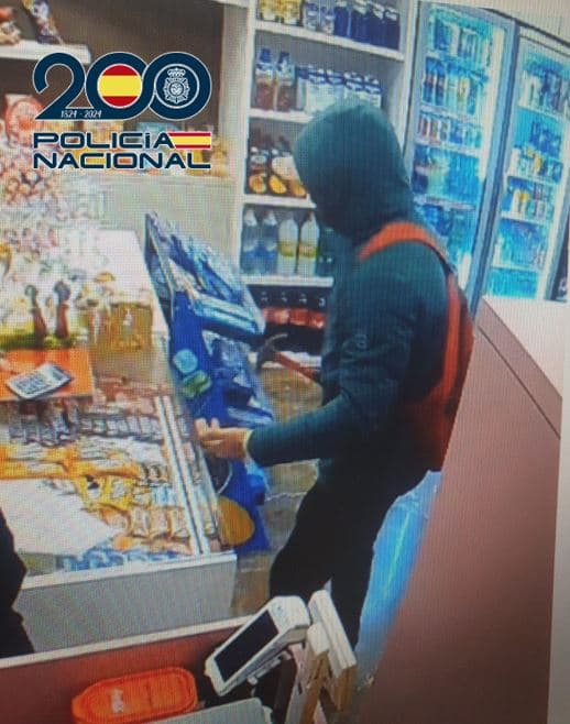 Detenido un varón por intentar robar en dos comercios amenazando con un martillo