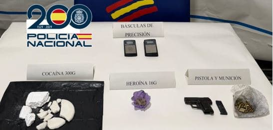 Detenido un varón a bordo de una motocicleta que conducía sin carné y en la que transportaba drogas y un arma