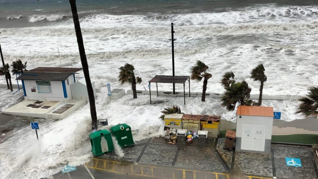 ‘Kristin’ castiga las playas y paseos marítimos de La Rábita y El Pozuelo provocando graves daños