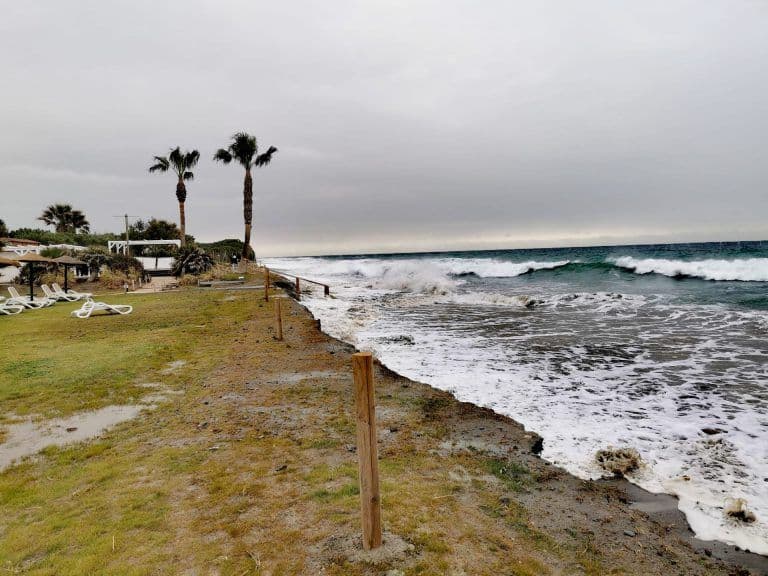 La Costa Tropical en triple aviso amarillo por lluvia, fuertes vientos y fenómenos costeros