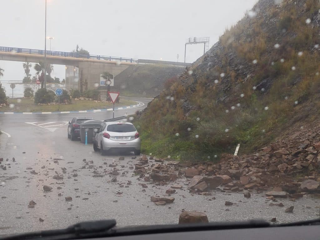 El temporal provoca desprendimientos, caída de palmeras y árboles de gran porte en Almuñécar
