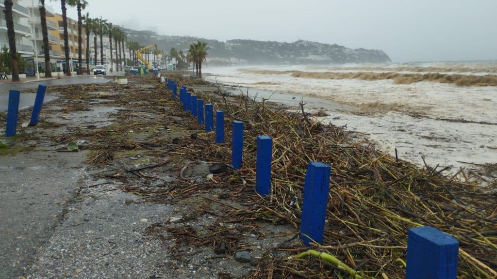 Las playas de la Costa Tropical tendrán que recuperar la normalidad con urgencia para afrontar la temporada en perfectas condiciones