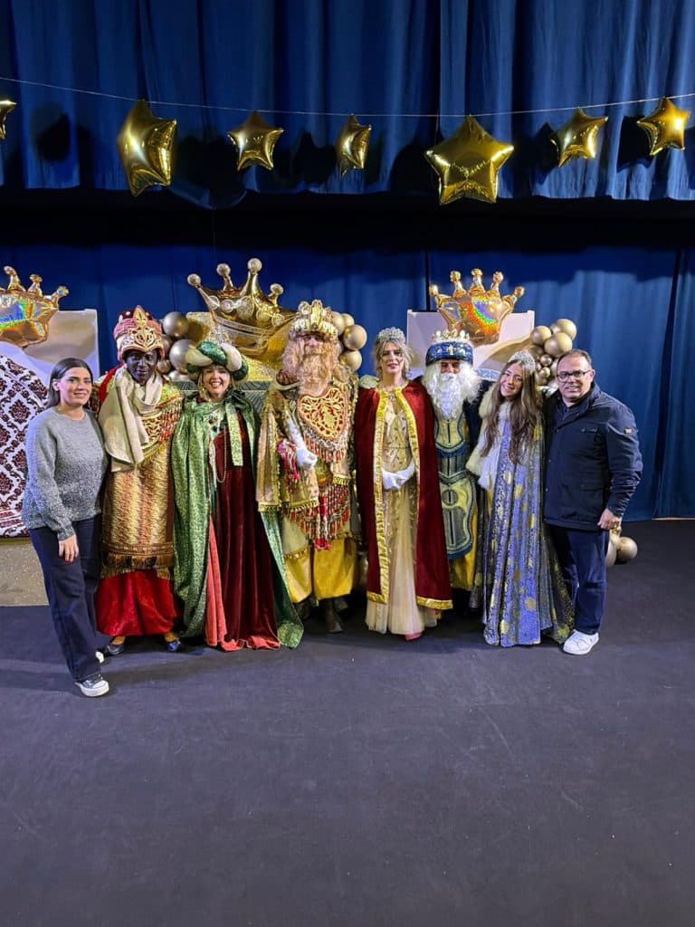 Almuñécar celebra su Cabalgata de Reyes en una mañana de frío pero con la calidez de miles de personas en 6 de enero