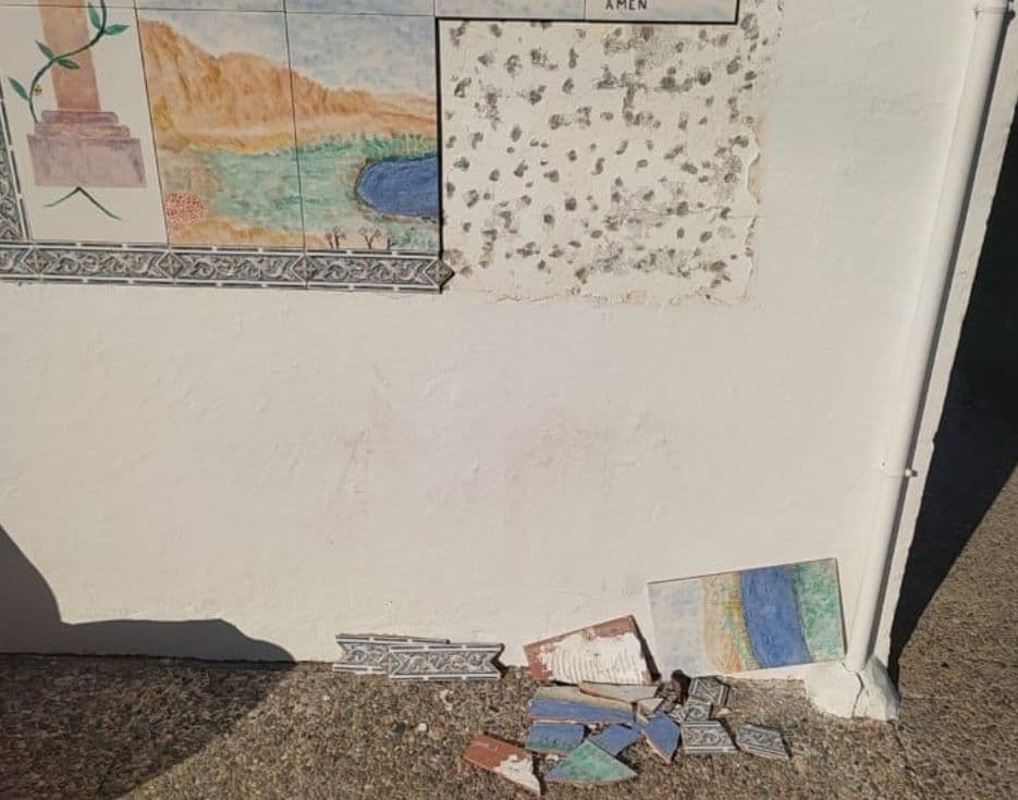 Destrozo intencionado de parte del mural cerámico situado en la iglesia de Carchuna