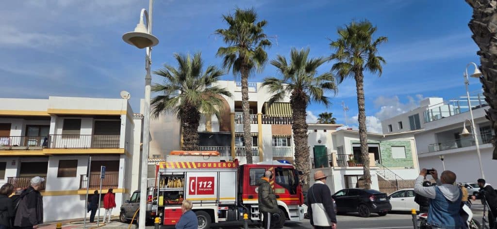 Incendio de una vivienda en el paseo Puerta del Mar de Almuñécar