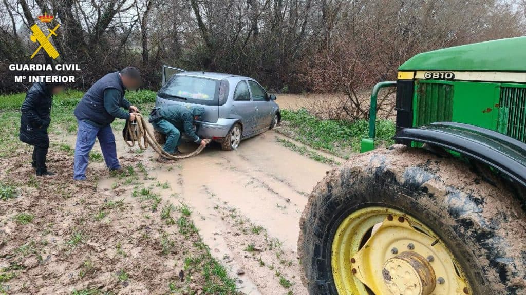 Auxilian a una enfermera atrapada en un vadeo del río Cubillas y rescatan a dos perros en una finca inundada por la borrasca ‘Leonardo’