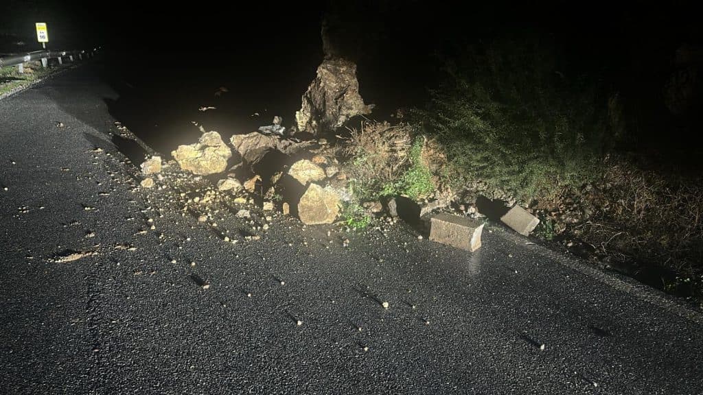 El desprendimiento de rocas en Gualchos provoca el corte parcial de la carretera GR-5209, a la altura del punto kilométrico 16