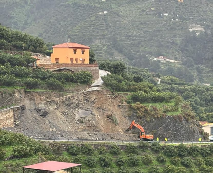 Cortada al tráfico por desprendimientos la carretera de la Cabra (A-4050) que afecta a Jete, Otívar y Lentegí