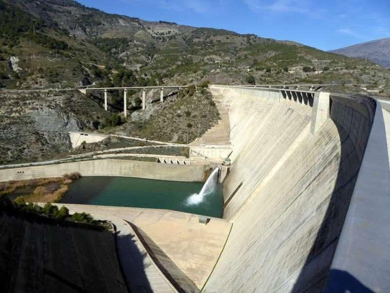 La presa de Rules ha pasado a desembalsar 30.000 litros por segundo por cuestiones de seguridad